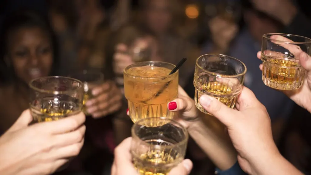 Is it legal for tourists to drink alcohol in Dubai1 | FEW.ae